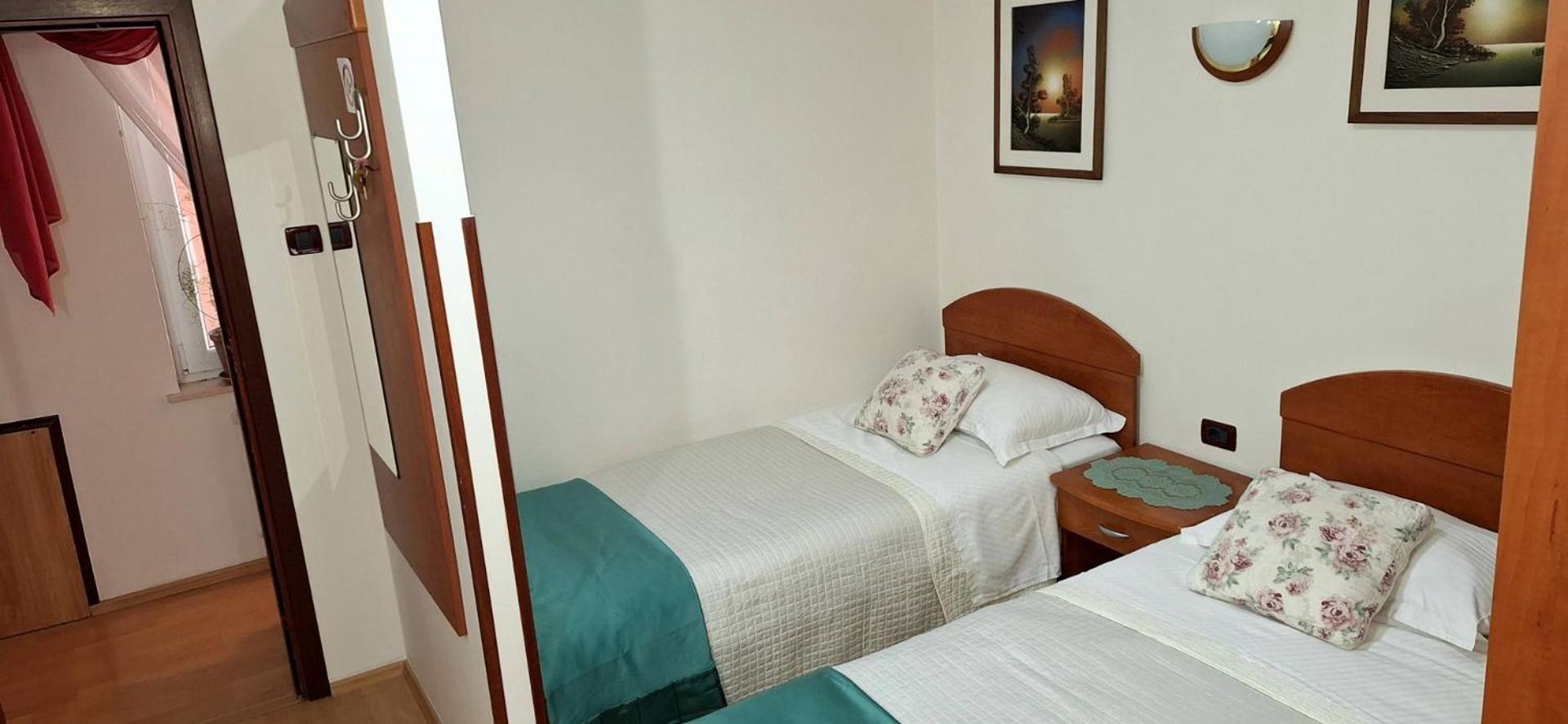 Apartments And Rooms Laura Pazin Ngoại thất bức ảnh