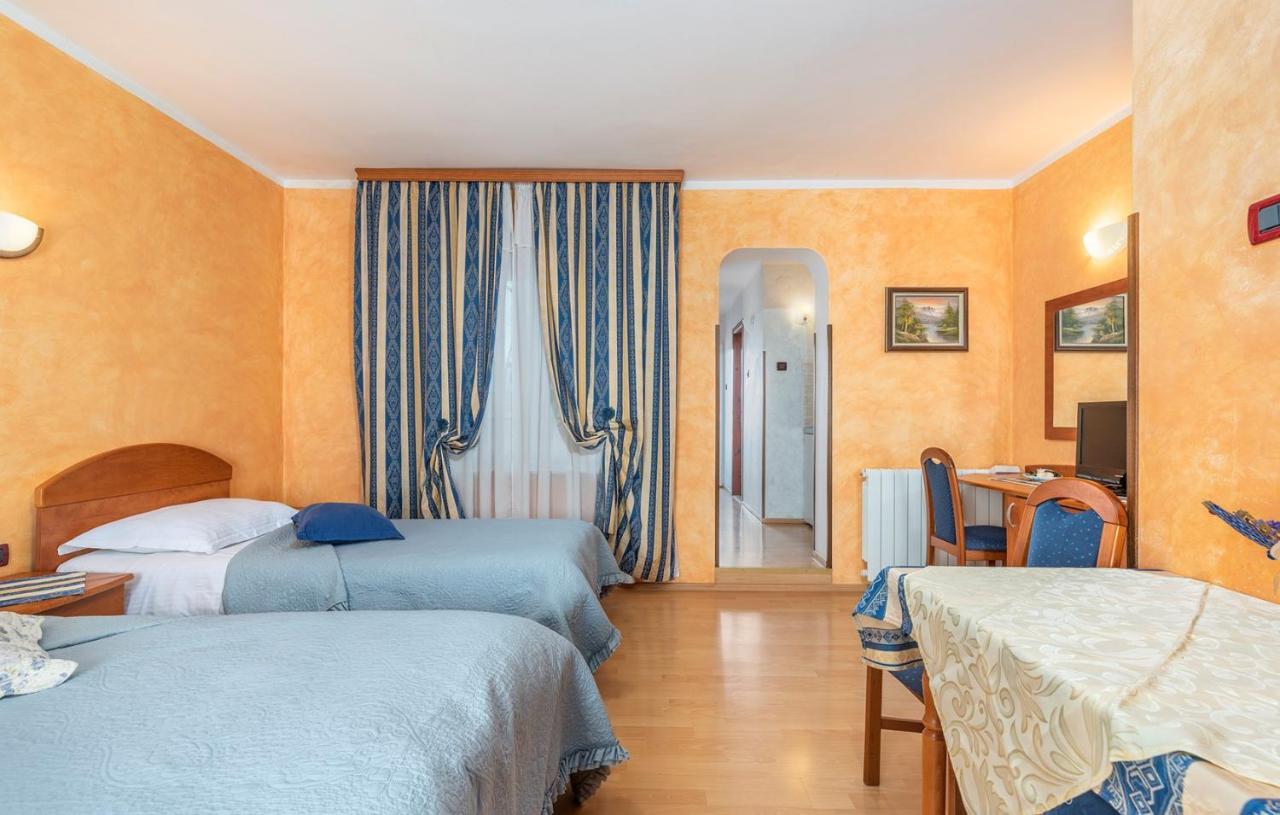 Apartments And Rooms Laura Pazin Ngoại thất bức ảnh