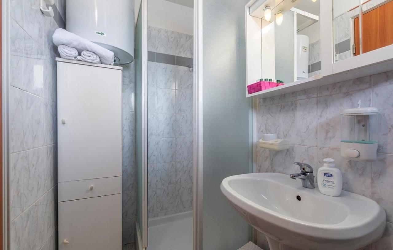 Apartments And Rooms Laura Pazin Ngoại thất bức ảnh