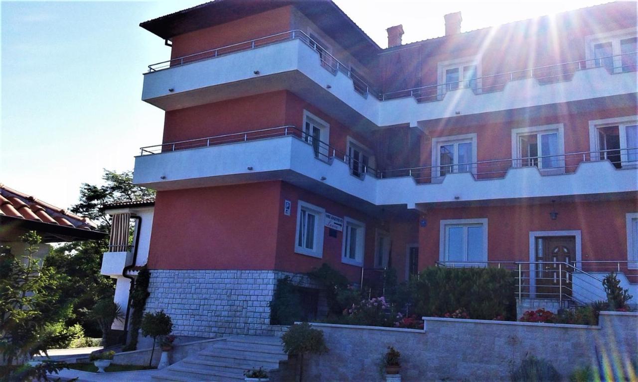 Apartments And Rooms Laura Pazin Ngoại thất bức ảnh