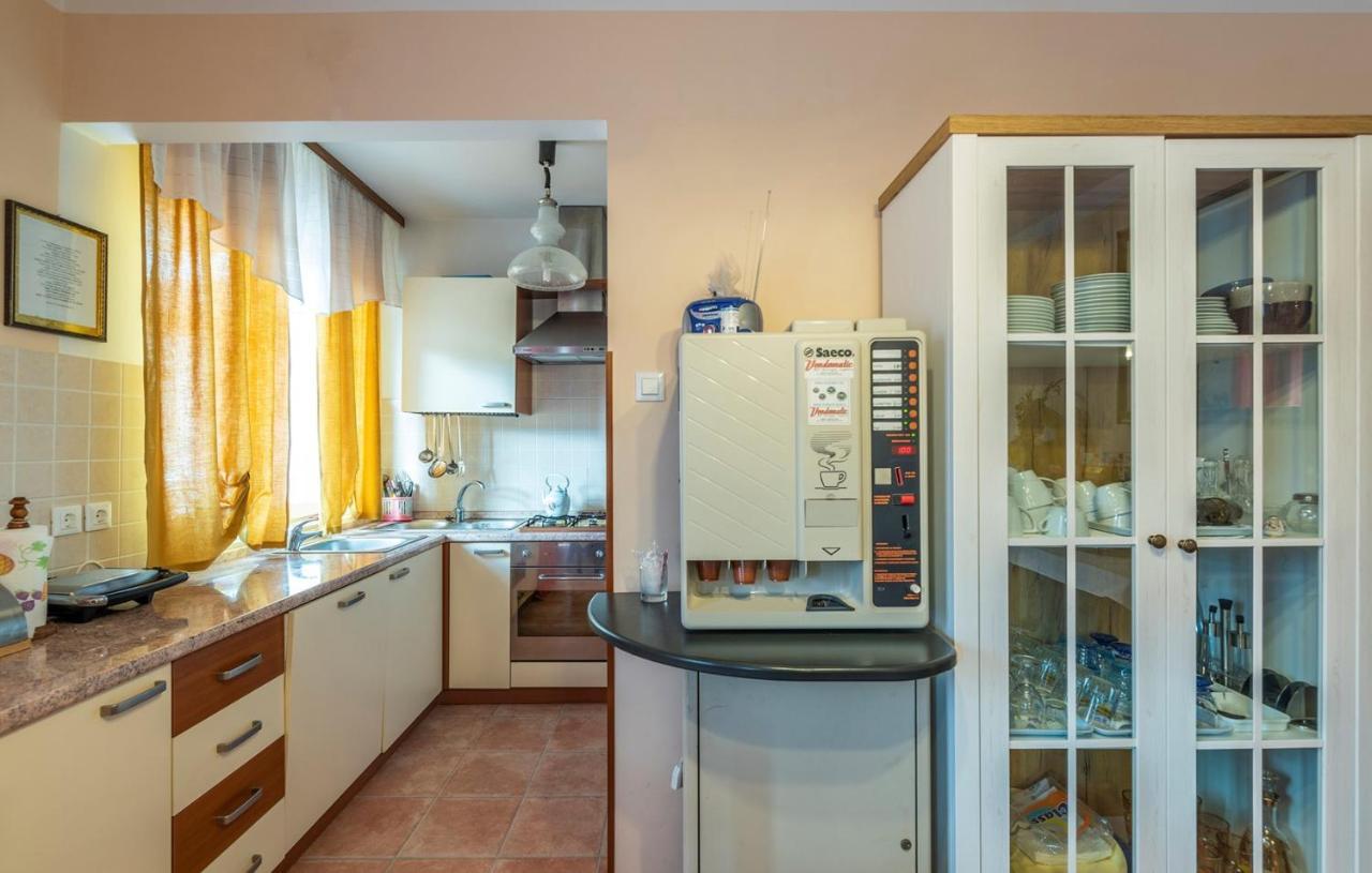 Apartments And Rooms Laura Pazin Ngoại thất bức ảnh