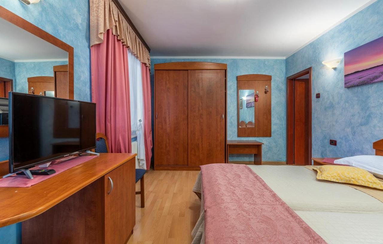 Apartments And Rooms Laura Pazin Ngoại thất bức ảnh