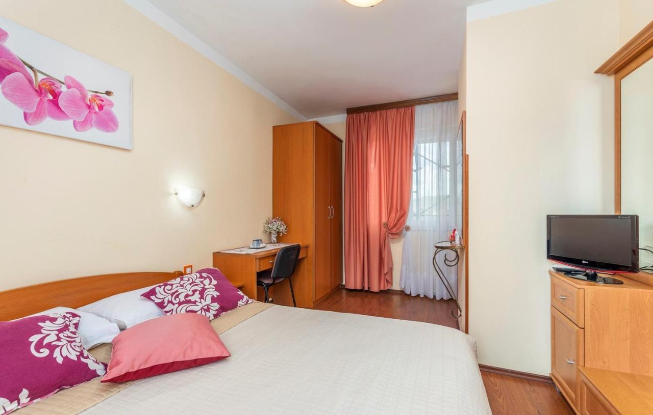 Apartments And Rooms Laura Pazin Ngoại thất bức ảnh
