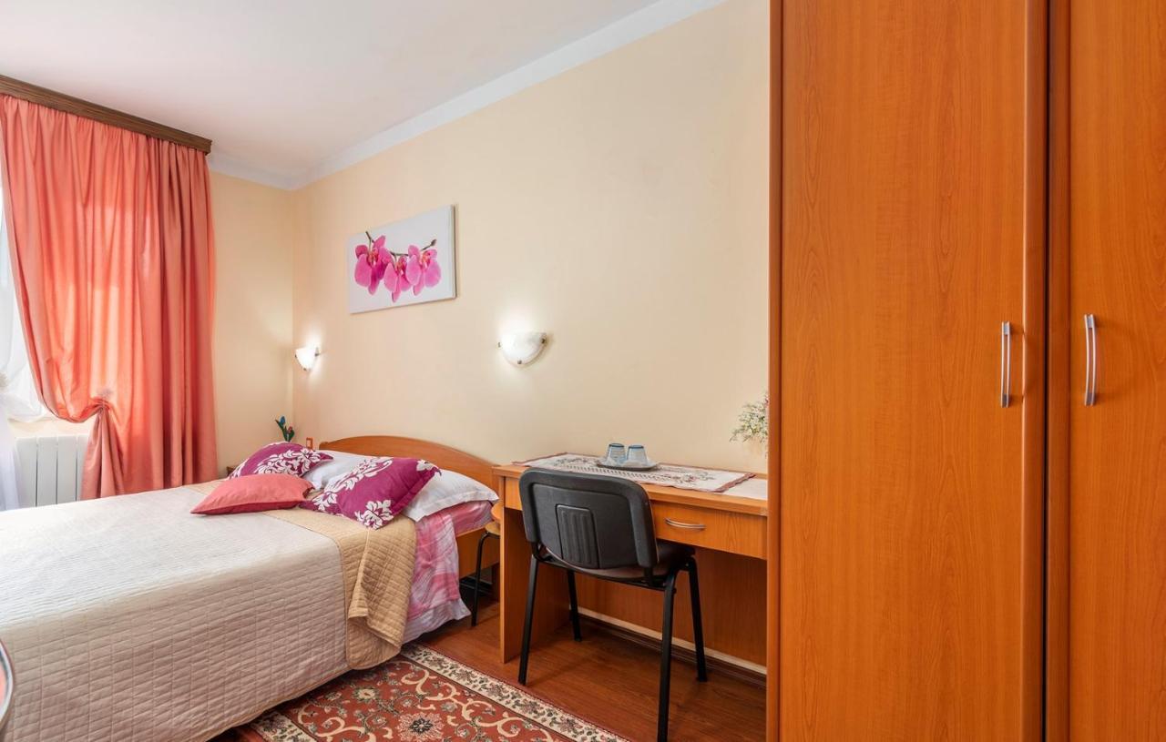 Apartments And Rooms Laura Pazin Ngoại thất bức ảnh