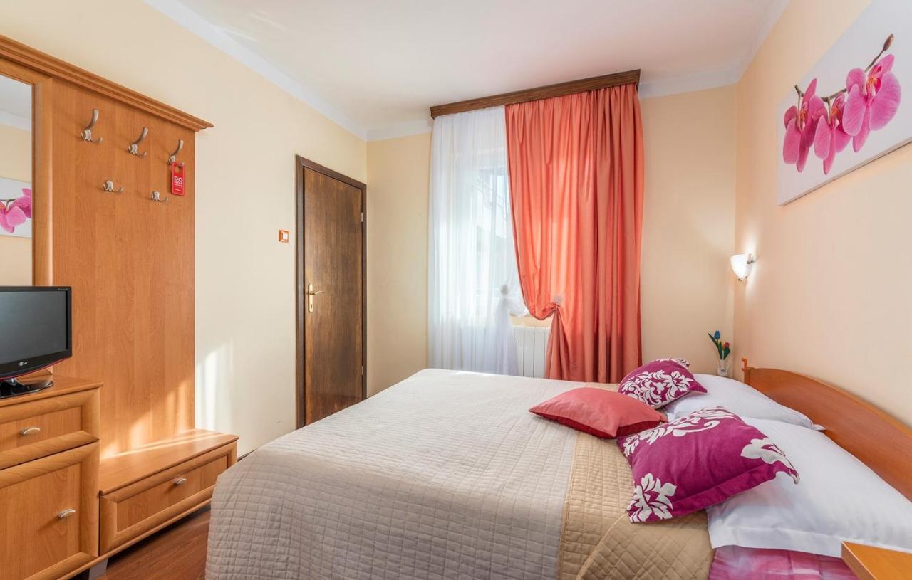 Apartments And Rooms Laura Pazin Ngoại thất bức ảnh