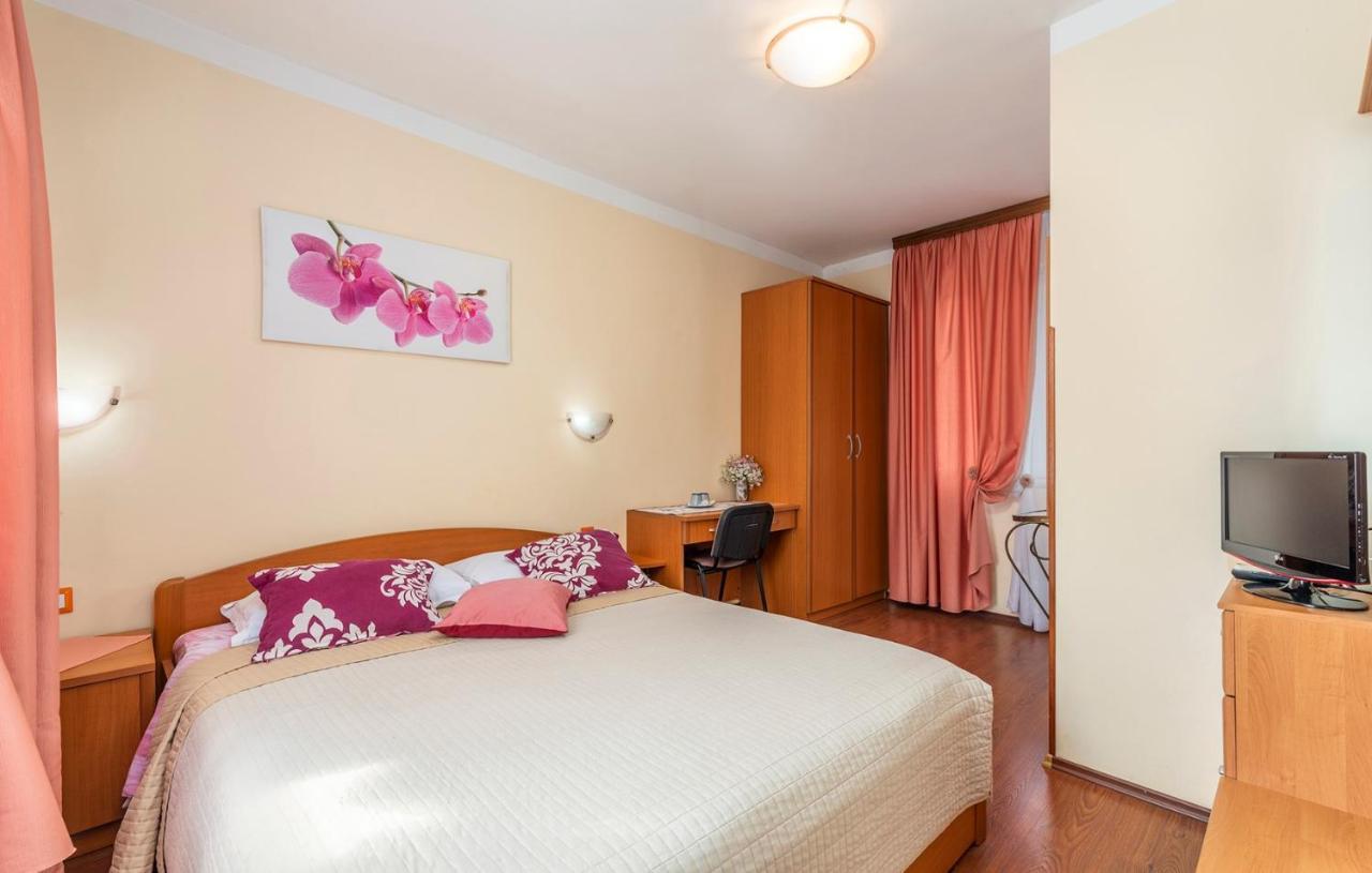 Apartments And Rooms Laura Pazin Ngoại thất bức ảnh