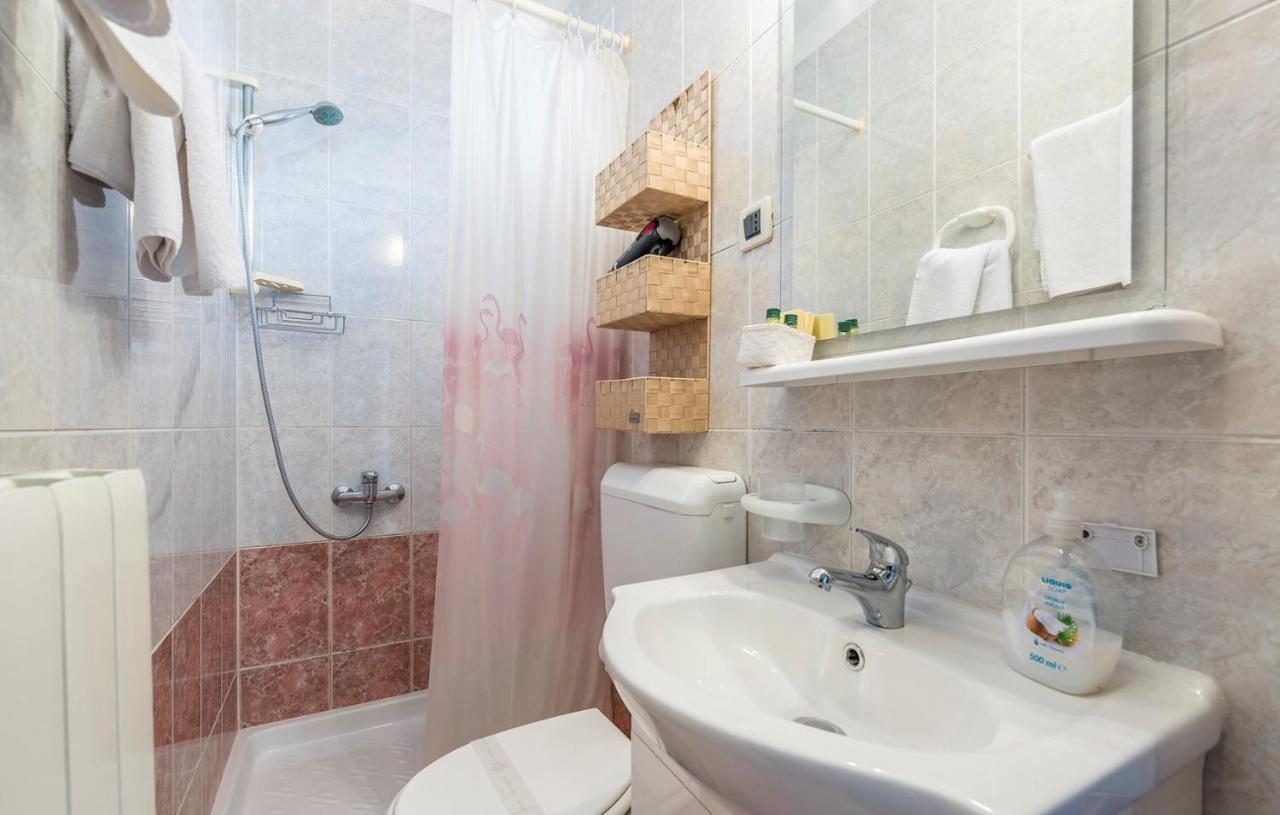 Apartments And Rooms Laura Pazin Ngoại thất bức ảnh